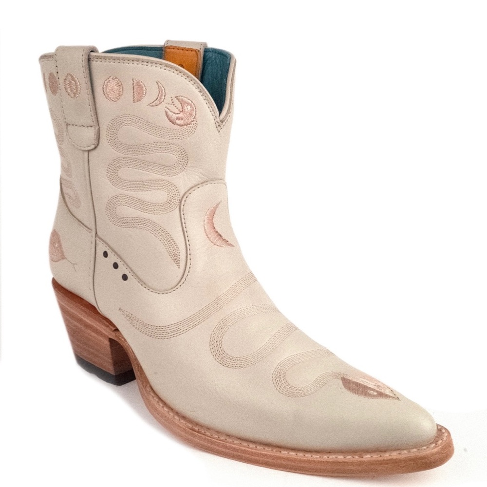 Like new PS Kaufman Junction Eastern Boots in Bone Leather